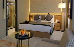 Deluxe Room | Premium bedding, minibar, in-room safe, desk