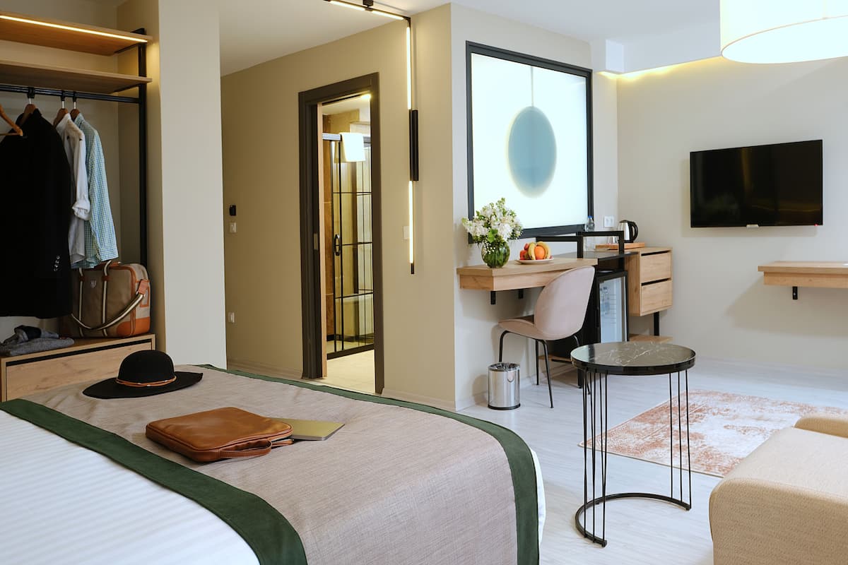 Deluxe Room | Premium bedding, minibar, in-room safe, desk