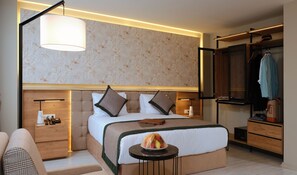 Deluxe kamer | Luxe beddengoed, een minibar, een kluis op de kamer, een bureau