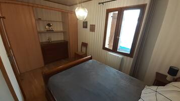 2 bedrooms, iron/ironing board, WiFi