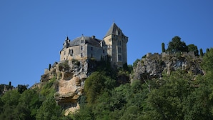 A castle on a cliff with a clear sky. - Country house close to town: 1 star (SARLAT)