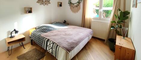 1 makuuhuone, silitysrauta/-lauta, vuodevaatteet