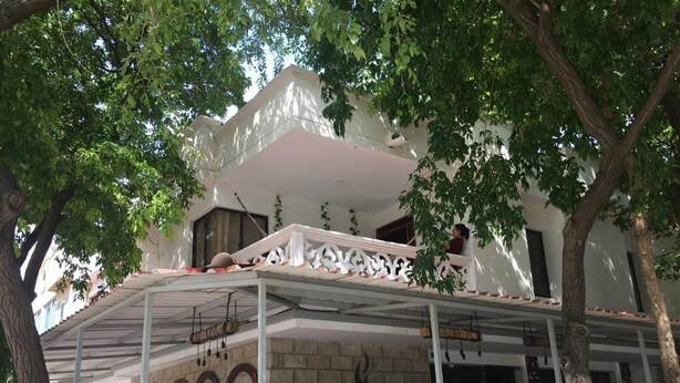 A building with a balcony and a sign that reads "FOGO Restaurante & Bar". - samalinda (Santa Marta)