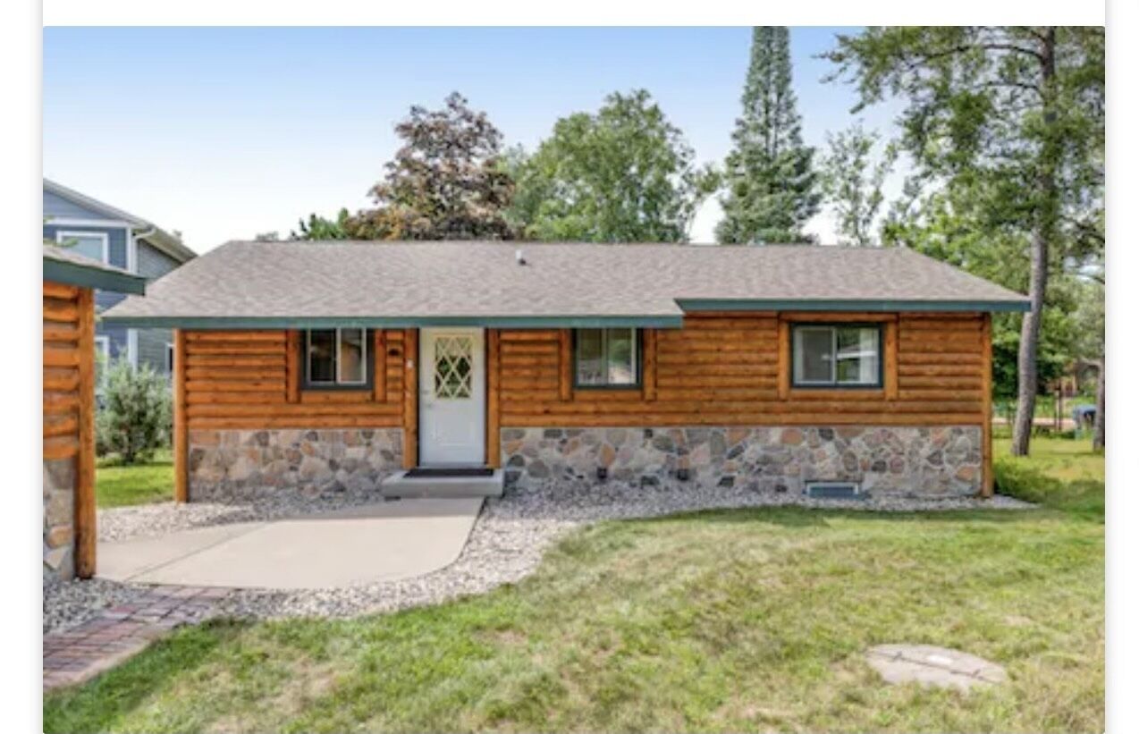 Lovely lakefront home with a game room, firepit, dock & W/D - private beach area