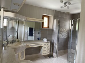 Premium tweepersoonskamer | Badkamer | Een douche, gratis toiletartikelen, een haardroger, handdoeken