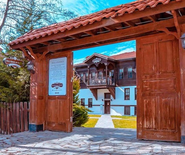 Vista frontal de la propiedad