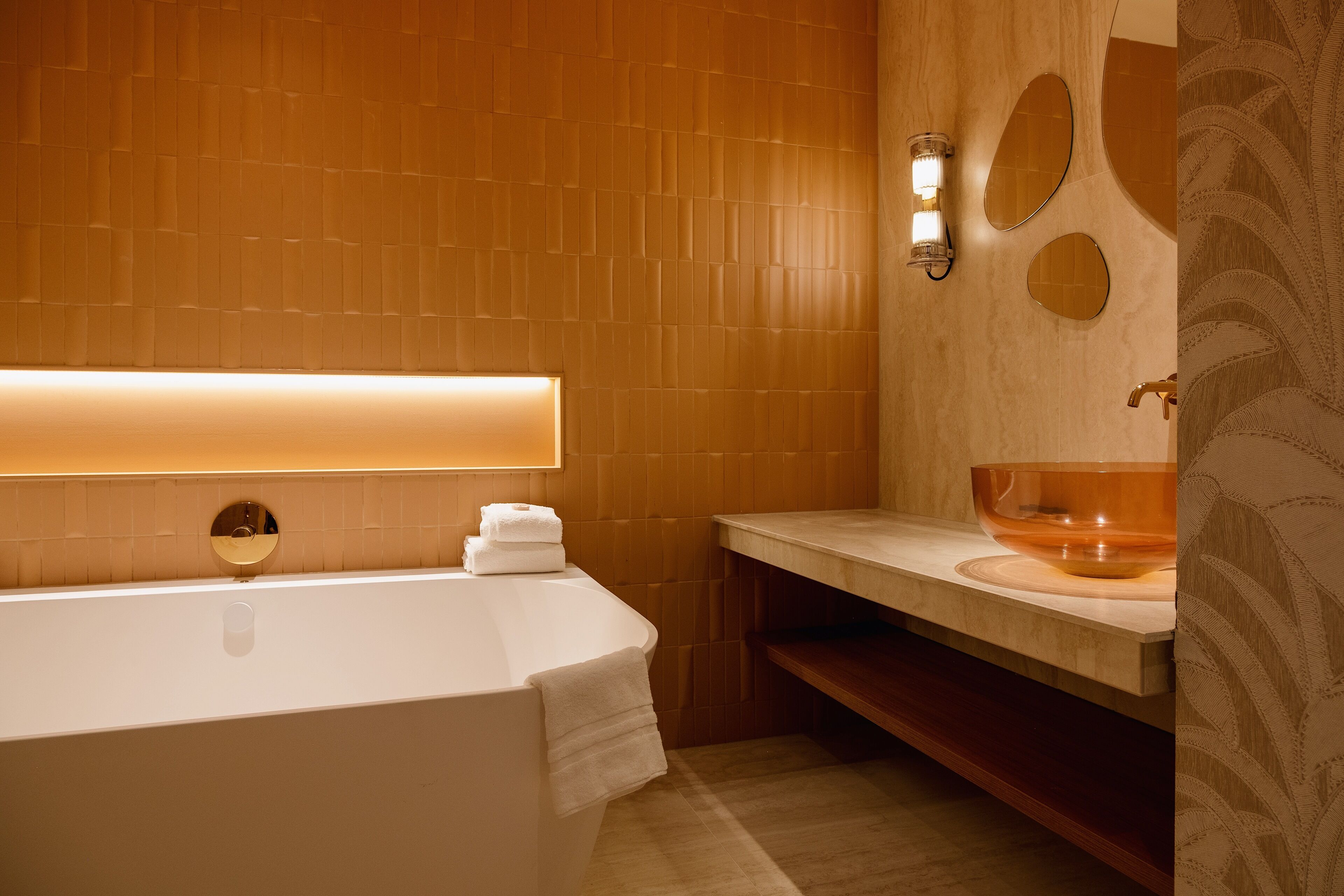 executive double room | bathroom | hair dryer, towels, soap, shampoo