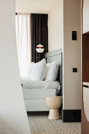 Minibar, coffres-forts dans les chambres, bureau
