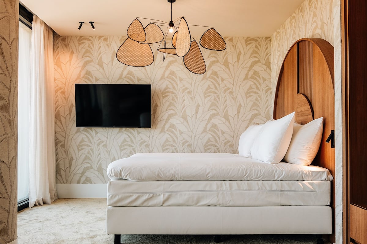 executive double room | minibar, in-room safe, desk, laptop workspace