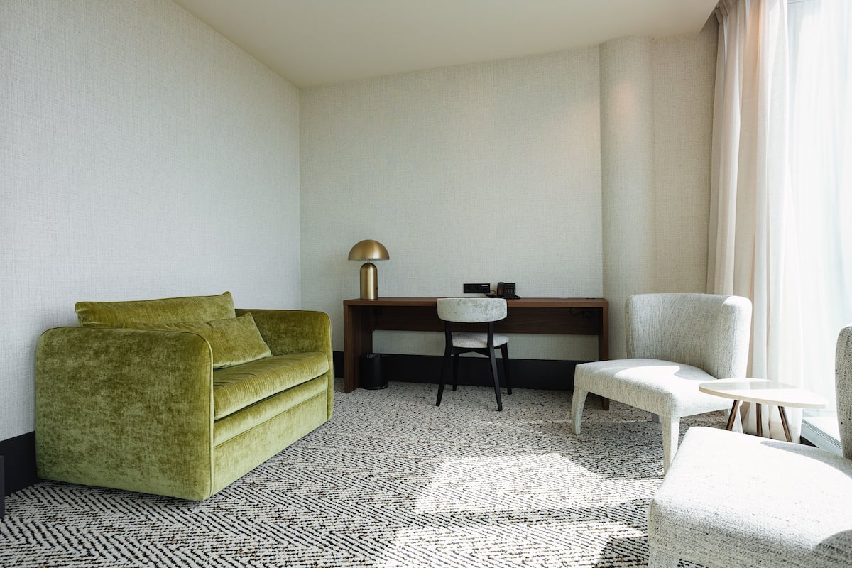 deluxe room | minibar, in-room safe, desk, laptop workspace