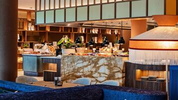 Dagelijks ontbijt met selfservice (EUR 22.50 per persoon)