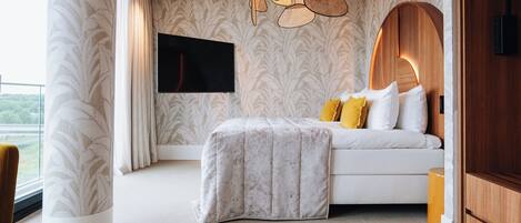 Un dormitorio con cama, televisión y vistas al exterior.