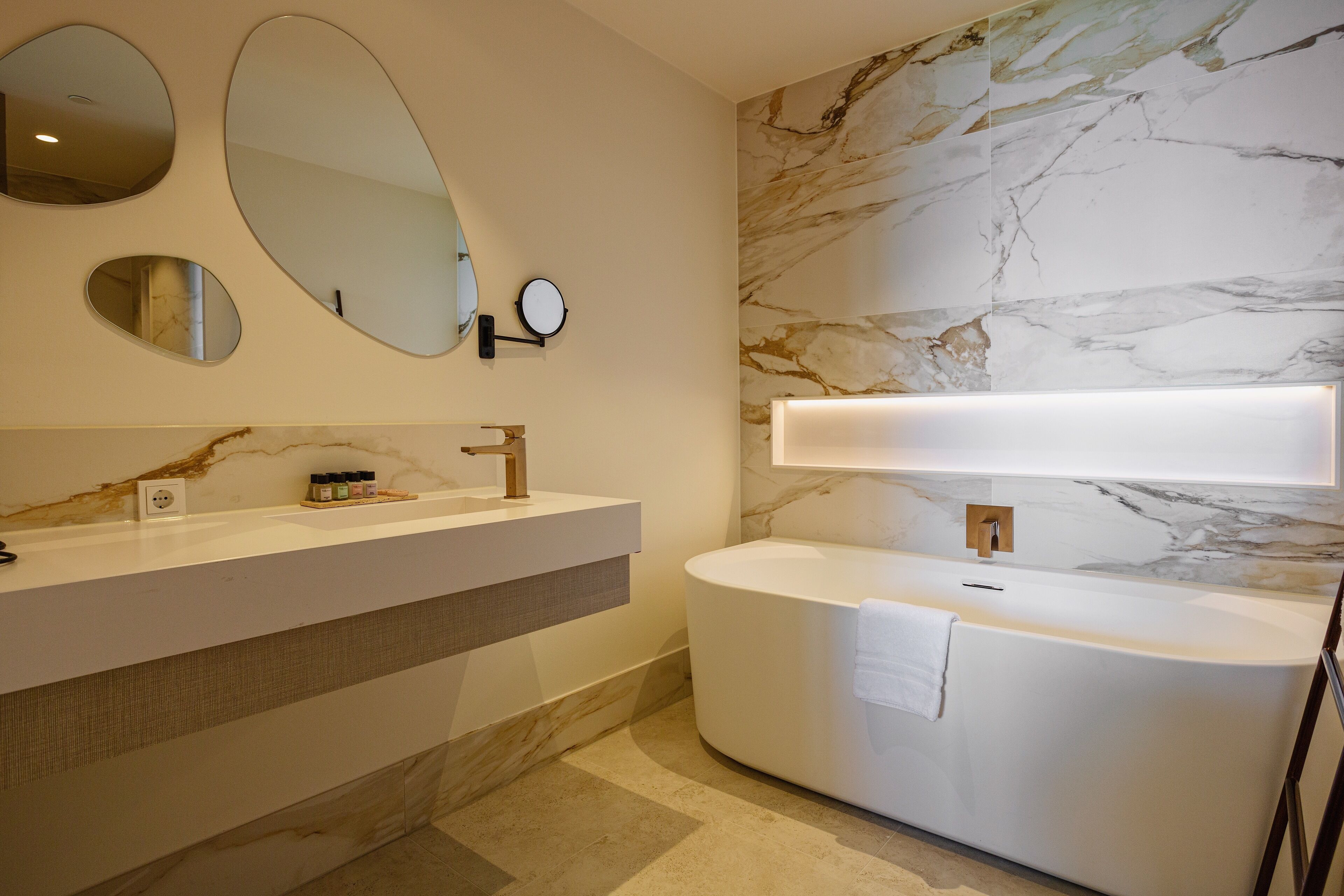 minibar, in-room safe, desk, laptop workspace