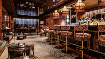 4 bar/lounge