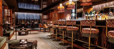 4 bars/lounges