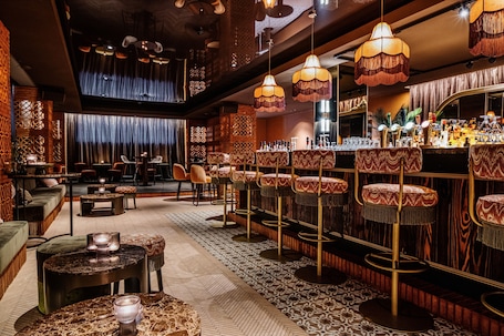 4 bars/lounges