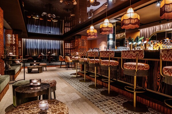 4 Bars/Lounges