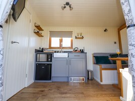 冰箱、电热水壶、烤面包机、厨具/餐具