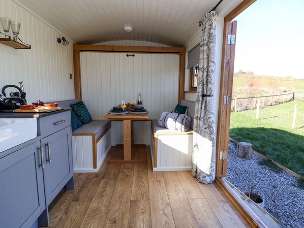 냉장고, 전기 주전자, 토스터, 조리 도구/접시/주방 기구