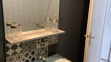 Hair dryer, towels, shampoo, toilet paper