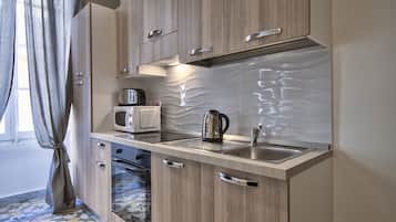 Deluxe maisonnette | Privékeuken | Een koelkast met diepvriezer, een microgolfoven, een oven, een kookplaat