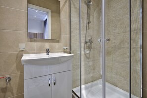 Dupleks Deluks | Kamar mandi | Shower, pengering rambut, handuk, dan tisu toilet