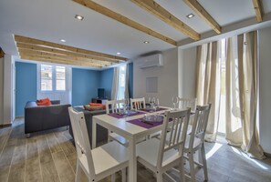 Loft Mewah | Makan di kamar