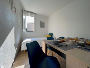 2 chambres, bureau, fer et planche à repasser, lit parapluie