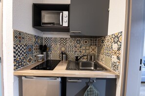 Réfrigérateur, micro-ondes, plaque de cuisson, cafetière/bouilloire