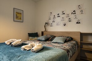 2 habitaciones, escritorio y tabla de planchar con plancha 