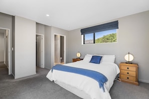 4 habitaciones, tabla de planchar con plancha, wifi y ropa de cama