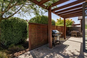 Outdoor dining - Heritage Villa 10 - Wanaka Holiday Home (Wanaka)