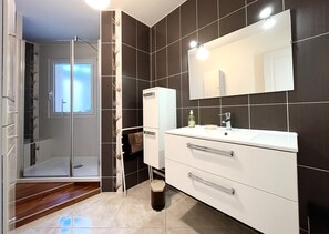 Douche, serviettes fournies