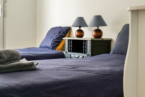 Iron/ironing board, bed sheets