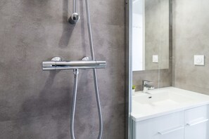 Shower, hair dryer - Lovely flat a stone's throw from the grande plage des Sables (Les Sables-d´Olonne)