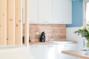 Refrigerador, microondas, lavavajillas y cafetera y tetera 