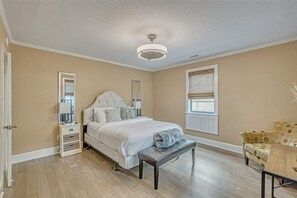 1 Schlafzimmer, Schreibtisch, Bügeleisen/Bügelbrett, Reisekinderbett