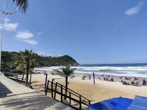Apartment | Beach | On the beach, white sand, beach umbrellas, beach volleyball - 01E Vista Linda Pe Areia Guaruja - Tombo (Guarujá)