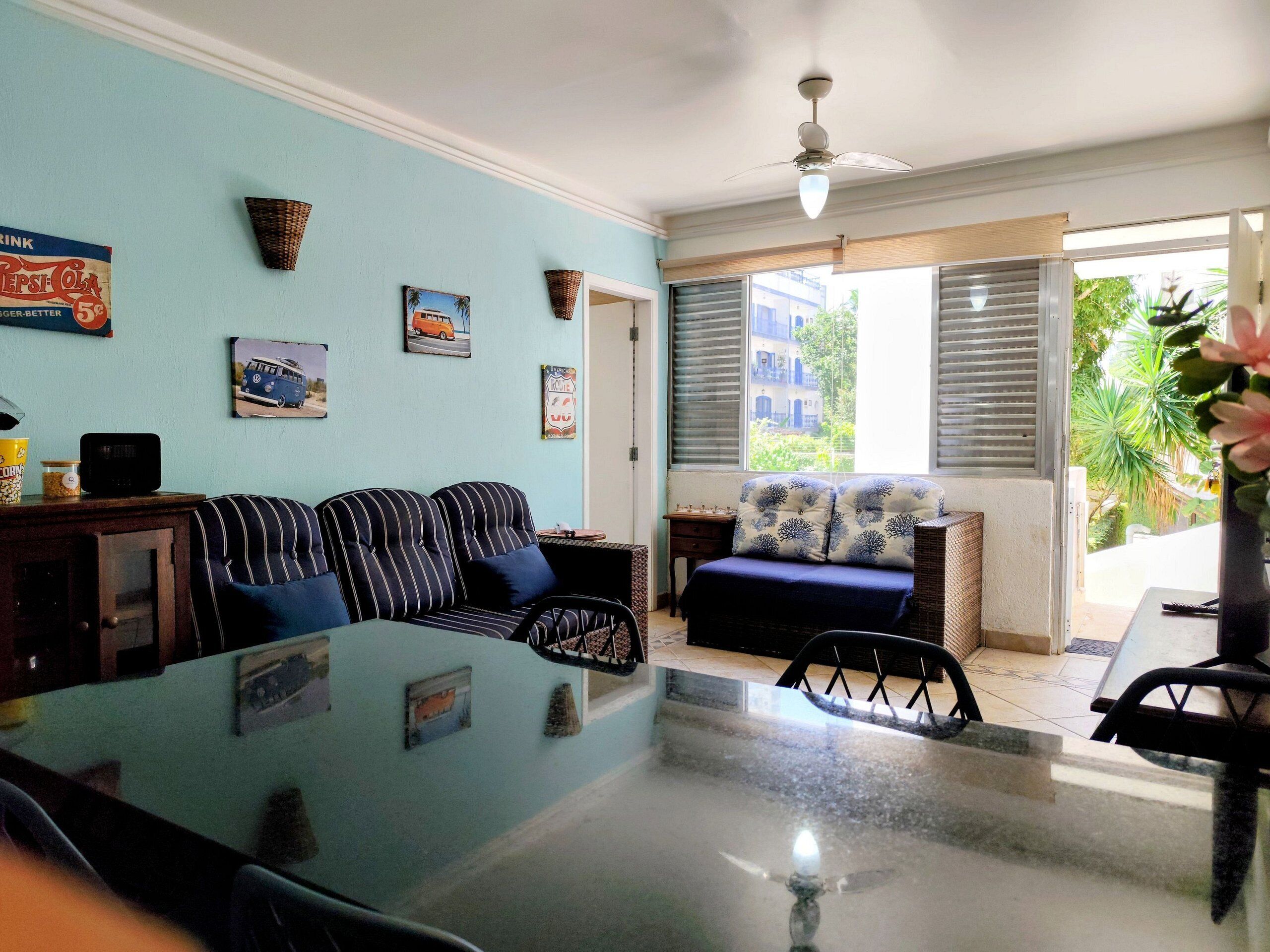 Appartement | Woonruimte | Een 40-inch smart-tv met satellietzenders, een televisie en betaalfilms