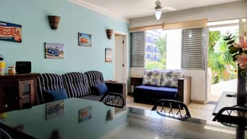 Appartement | Woonruimte | Een 40-inch smart-tv met satellietzenders, een televisie en betaalfilms