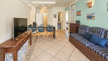 Apartamento | Área de estar | Smart TV 40 polegadas com canais via satélite, TV, filmes pagos