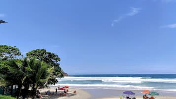 Apartment | Strand | Am Strand, weißer Sandstrand, Sonnenschirme, Volleyball