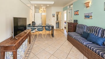 Apartamento | Área de estar | Smart TV 40 polegadas com canais via satélite, TV, filmes pagos