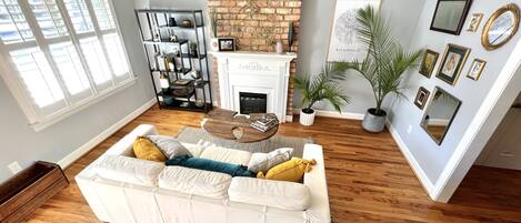 Smart-tv, eldstad och böcker