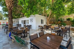 تناول الطعام بالخارج