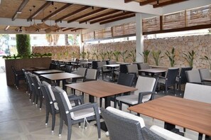 Outdoor dining - Sunland Resort Beldibi (Kemer)