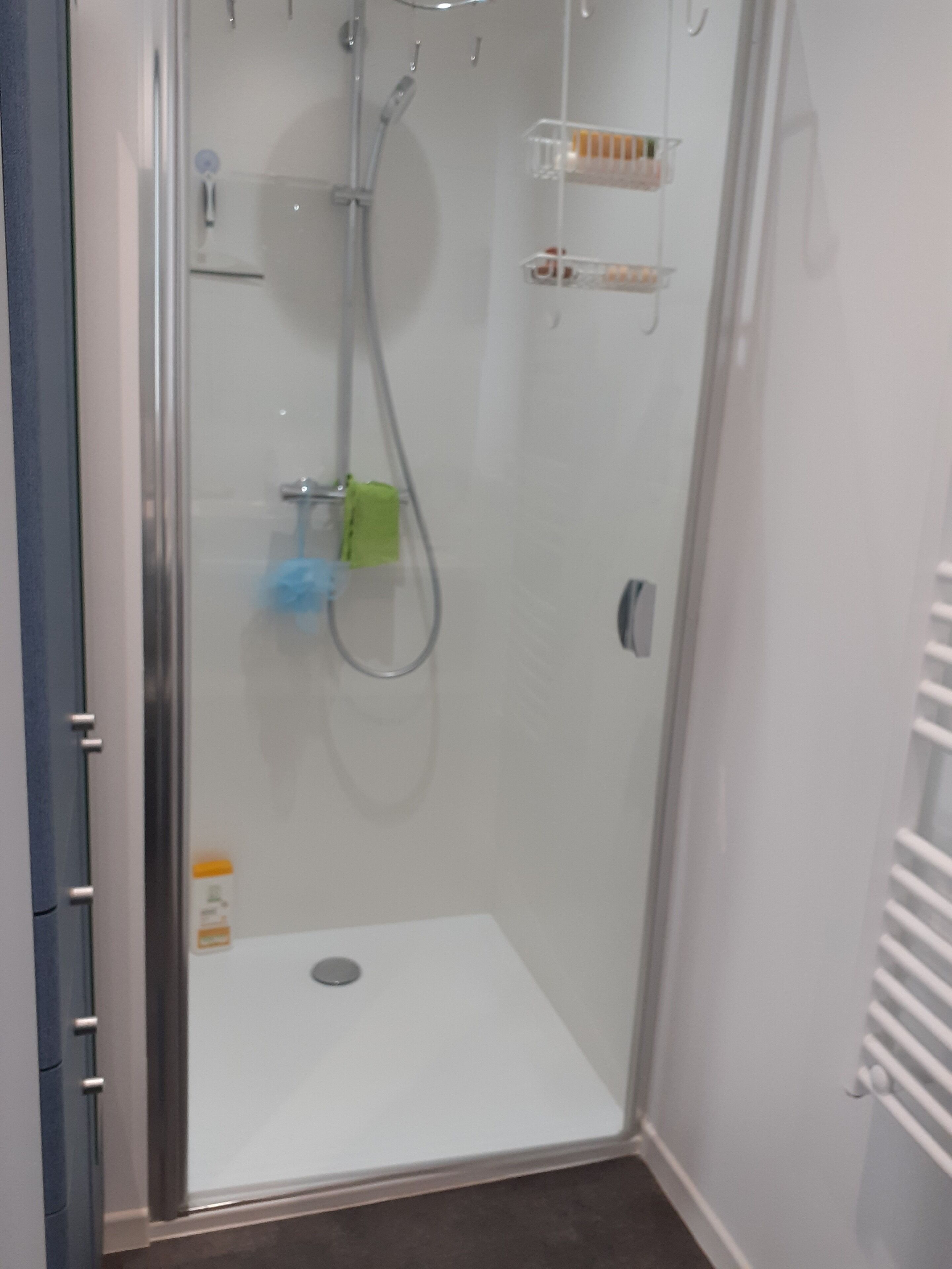 Douche, sèche-cheveux, papier toilette