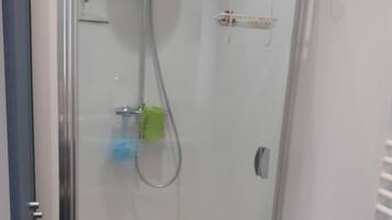 Douche, sèche-cheveux, papier toilette