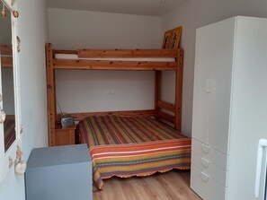 2 bedrooms, bed sheets