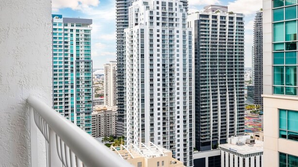 A high-rise building with multiple balconies, large windows, and a modern architectural design. - Boho studio with Pool, free parking and game room (Miami)